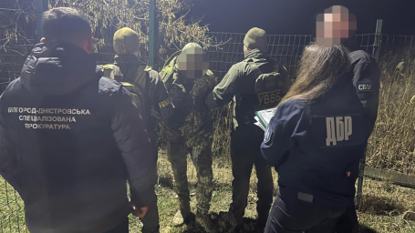 На Одещині чоловіків переправляли за кордон під виглядом товару