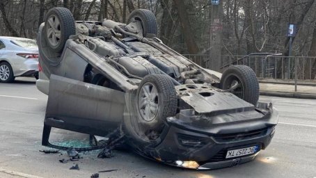У Львові водій під наркотиками перекинув Honda на дах