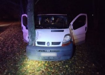 У Сумах п’яний водій Renault Trafic врізався в дерево У Сумах п’яний водій Renault Trafic врізався в дерево