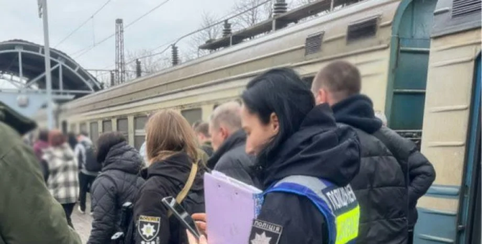 У Києві підліток загорівся, коли виліз на електричку: його вдарило струмом