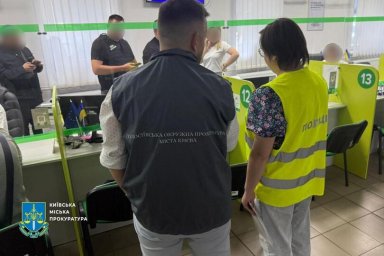 Киянин організував схему перереєстрації авто без черг: підозрюють у зловживанні