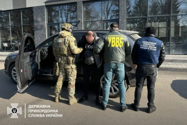 Хабар у $7000 і підробка документів: на Закарпатті викрили канал незаконного виїзду ухилянтів
