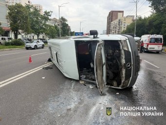 У Києві перекинувся мікроавтобус: є постраждалі