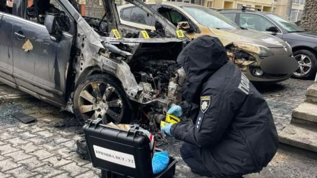 Поліція розслідує підпал автомобіля в Микитинцях біля Франківська Поліція розслідує підпал автомобіля в Микитинцях біля Франківська