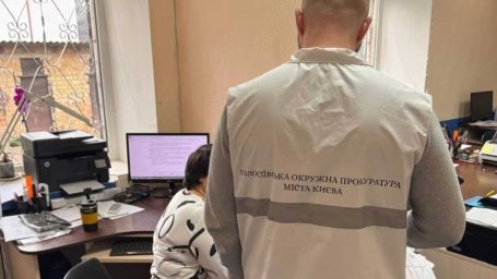 Посадовицю Голосіївської РДА підозрюють у розтраті 600 тисяч гривень під час закупівлі ноутбуків для шкіл
