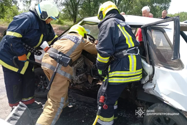 Жахлива ДТП у Царичанці: рятувальники вирізали чоловіка з понівеченого авто
