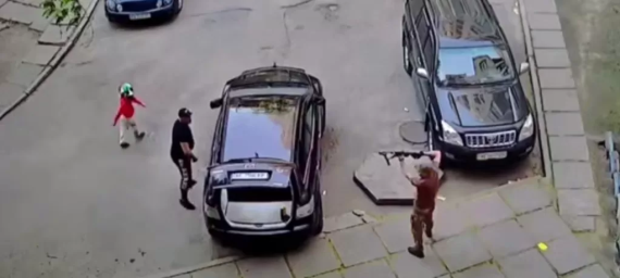 На Дніпропетровщині чоловік у військовій формі відкрив стрілянину біля багатоповерхівки