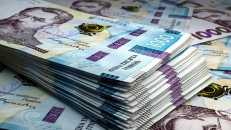 На Прикарпатті студент три місяці переказував собі гроші з картки викладача