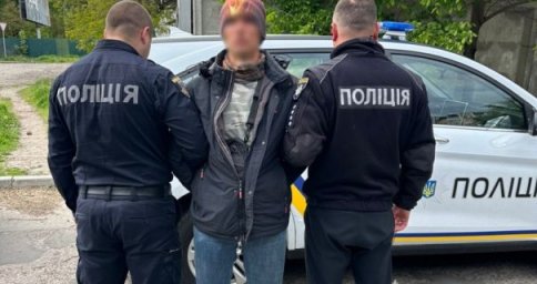 У Чернігові чоловік із ножем погрожував військовим під час перевірки