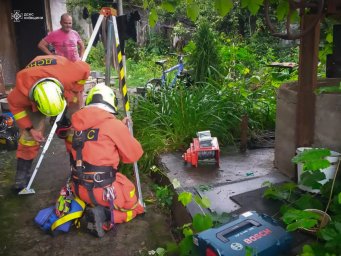 У Василькові рятувальники дістали з криниці тіло чоловіка