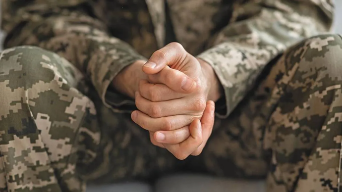 У Ніжині невідомі жорстоко побили військового