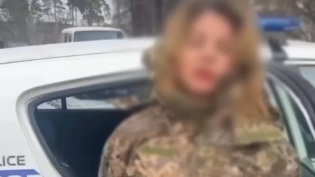 У Києві жінка у військовій формі заблокувала виїзд і збила поліцейського