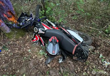 На Рівненщині мотоцикл врізався в дерево: у лікарні 14-річна дівчина та 20-річний водій