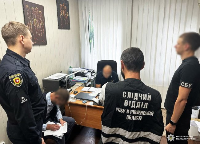На Рівненщині директор коледжу за хабарі допоміг 125 чоловікам уникнути мобілізації