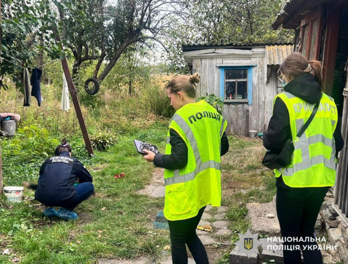 На Житомирщині нетверезий чоловік убив дружину, дитину та домашніх тварин, після чого напав на сусідку.