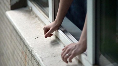 У Дніпрі жінка випала з вікна багатоповерхівки
