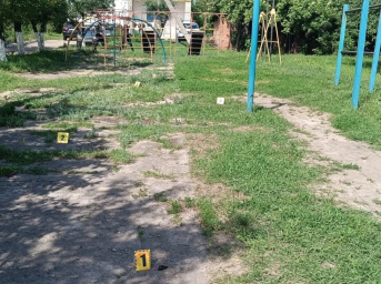 У селі на Харківщині п’яний чоловік стріляв з автомата неподалік дитячого майданчика