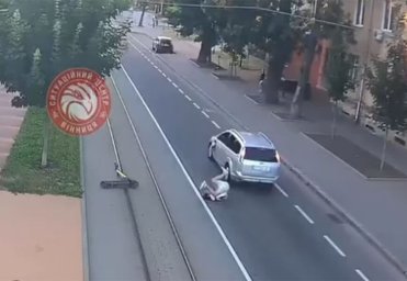 У Вінниці легковик збив хлопця на електросамокаті на переході