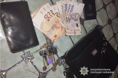 У Тернополі затримали жінку, яка пограбувала місцеву мешканку на зупинці У Тернополі затримали жінку, яка пограбувала місцеву мешканку на зупинці