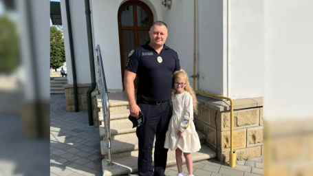 У Надвірній поліцейський врятував 6-річну дівчинку, яка подавилась у храмі