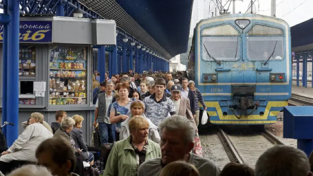 У Києві потяг на смерть збив жінку: змінено графік електрички