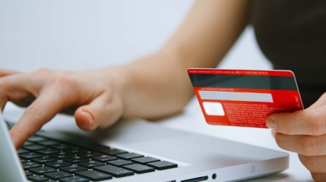 Продавала вишиванку, а втратила заощадження: тернополянка &laquo;подарувала&raquo; шахраям понад 52 тисячі гривень