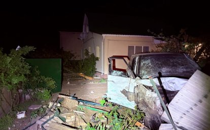 На Київщині п’яна водійка влетіла в паркан: уламком травмувало жінку в будинку