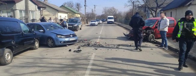 У Бродах нетверезий водій спричинив ДТП за участю трьох авто