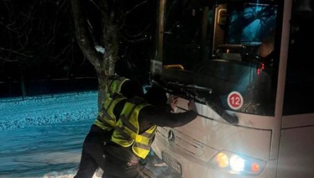 На Харківщині рейсовий автобус через ожеледицю з&rsquo;їхав у кювет
