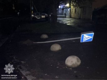 В Ужгороді нетвереза водійка збила дорожній знак і втекла, але її оперативно знайшли патрульні В Ужгороді нетвереза водійка збила дорожній знак і втекла, але її оперативно знайшли патрульні