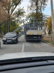 У Дніпрі вантаж із фури впав на легковик: авто серйозно пошкоджене