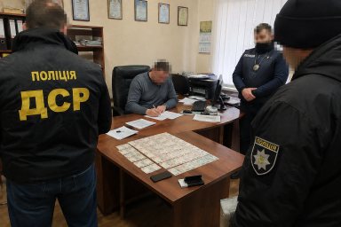 На Тернопільщині оперативника поліції затримали на хабарі