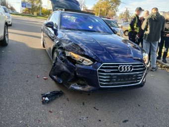 У центрі Миколаєва «Ауді» врізався у «Форд» біля пішохідного переходу