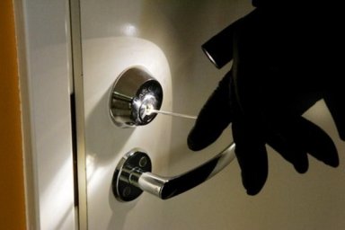 У Каневі чоловіка засудили до понад 8 років за пограбування квартири з дитиною всередині
