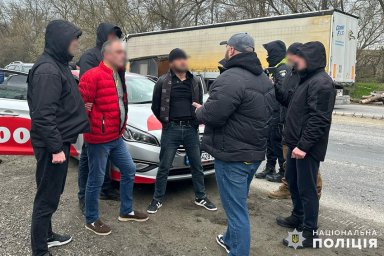 Вимагали $20 000 і викрали авто: на Хмельниччині затримали групу іноземців