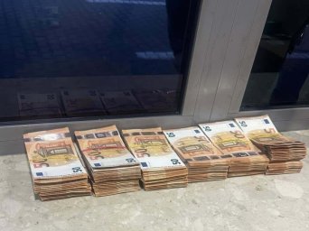 На кордоні митники вилучили у рівнянина майже 2,5 млн грн незадекларованої валюти На кордоні митники вилучили у рівнянина майже 2,5 млн грн незадекларованої валюти