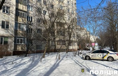 У Кременчуці біля багатоповерхівки знайшли мертвого чоловіка