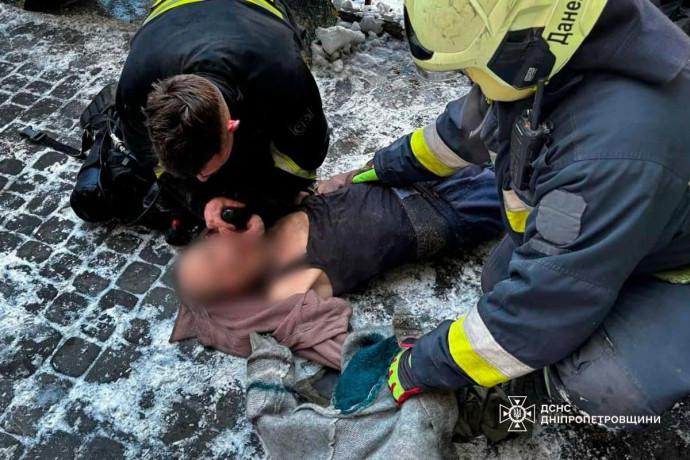 Рятувальники Дніпра витягли чоловіка з палаючого підвалу
