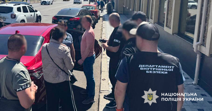 В Одесі затримали псевдоадвоката, який за 15 тисяч доларів обіцяв «відмазати» від армії