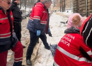 У центрі Львова брила льоду з даху впала на 16-річного хлопця