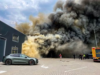 Масштабна пожежа на складах у Тернополі: перекрито трасу, працюють 12 бригад рятувальників