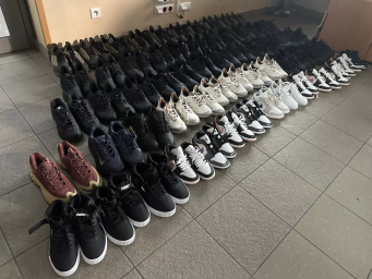 На Львівщині затримали контрабанду брендового одягу та взуття на 700 тисяч гривень На Львівщині затримали контрабанду брендового одягу та взуття на 700 тисяч гривень