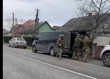 На Закарпатті чоловік кинув гранату у двір поліцейського: його затримали на горищі