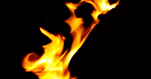 У центрі Києва чоловік підпалив шини біля КМДА: палія затримали