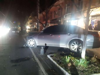 У центрі Одеси авто виїхало на тротуар і збило пішохода: водій утік