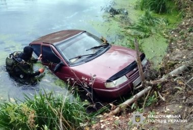 Тіла матері та дитини знайдені в затонулому автомобілі – поліція продовжує пошуки зниклого батька