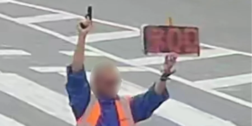 У Вінниці чоловік з іграшковим пістолетом посеред перехрестя «оголошував хвилину мовчання»