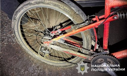На Київщині авто збило велосипедиста: чоловіка госпіталізували