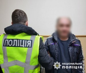 У Києві чоловік під час застілля тяжко поранив знайомого ножем