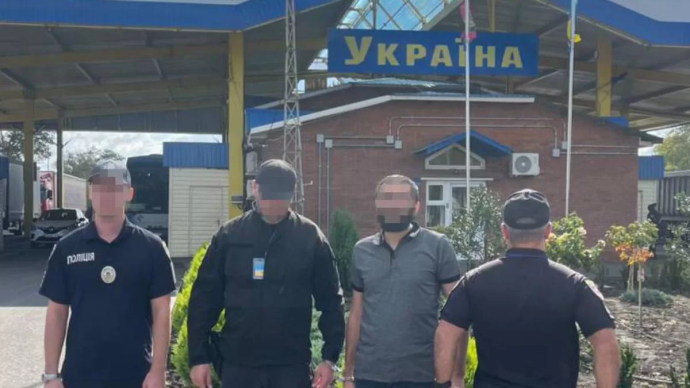 Фальшиві долари за півціни: Молдова передала Україні підозрюваного у збуті підроблених купюр